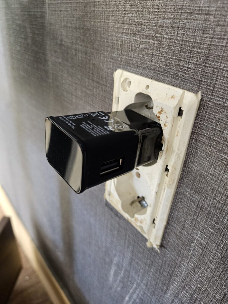 KakaoTalk_20240925_104115449_01-768x1024 실시간와이파이카메라 -위장성 좋은 아답터카메라 가정용CCTV