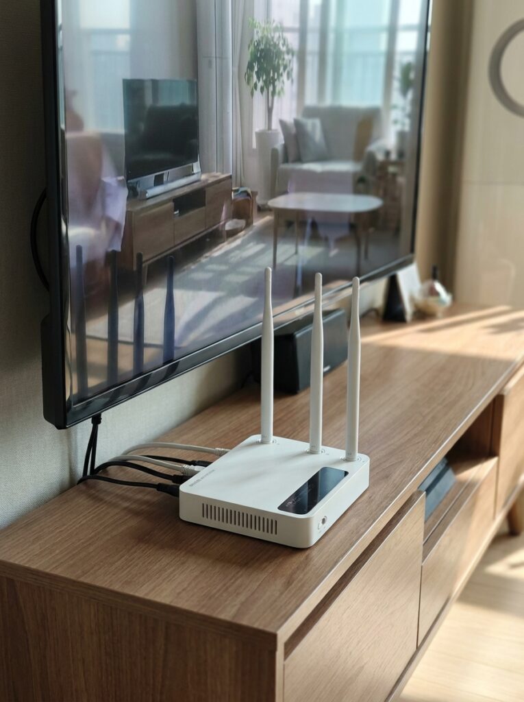 공유기-거실-765x1024 실시간와이파이카메라 홈CCTV 보안카메라 내집안심캠코더 HD-1 시리즈 공유기형카메라