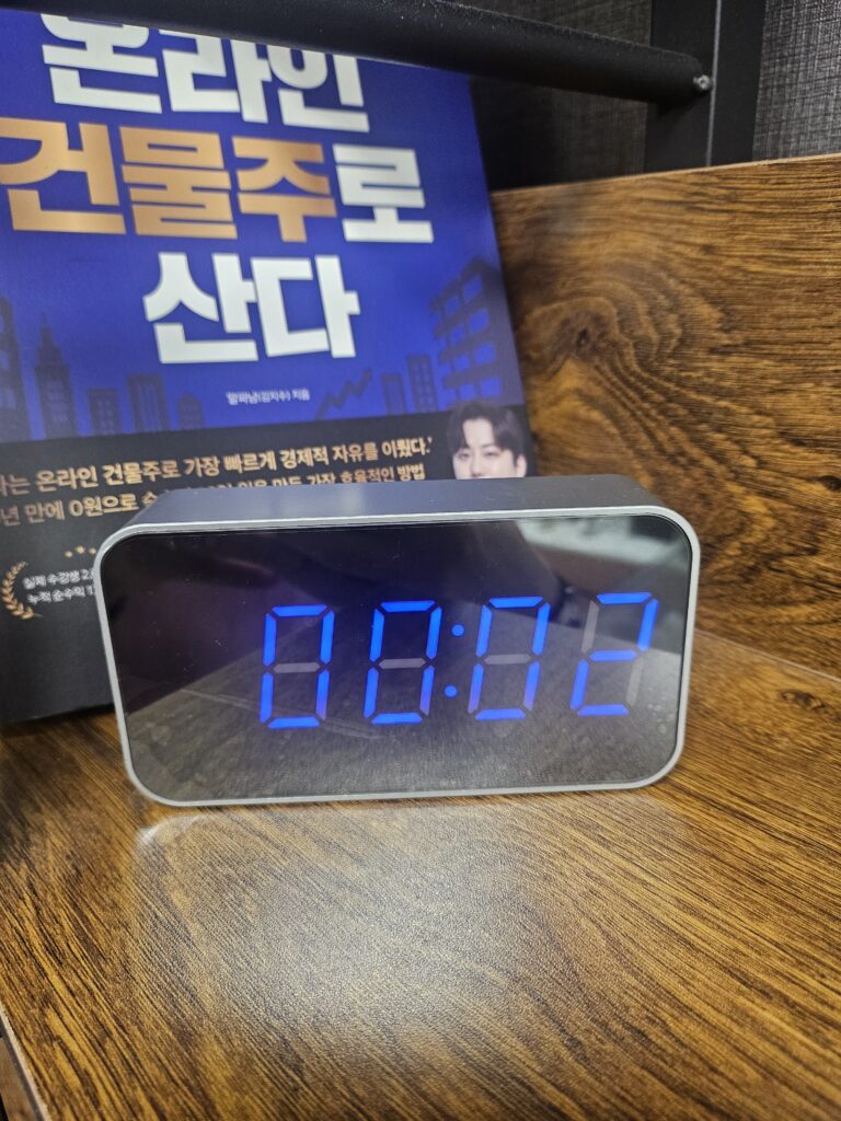KakaoTalk_20260828_163427735-768x1024 거울판 위장 탁상시계 초소형카메라 PRO-3 — 무선 WiFi로 집·매장을 실시간 감시