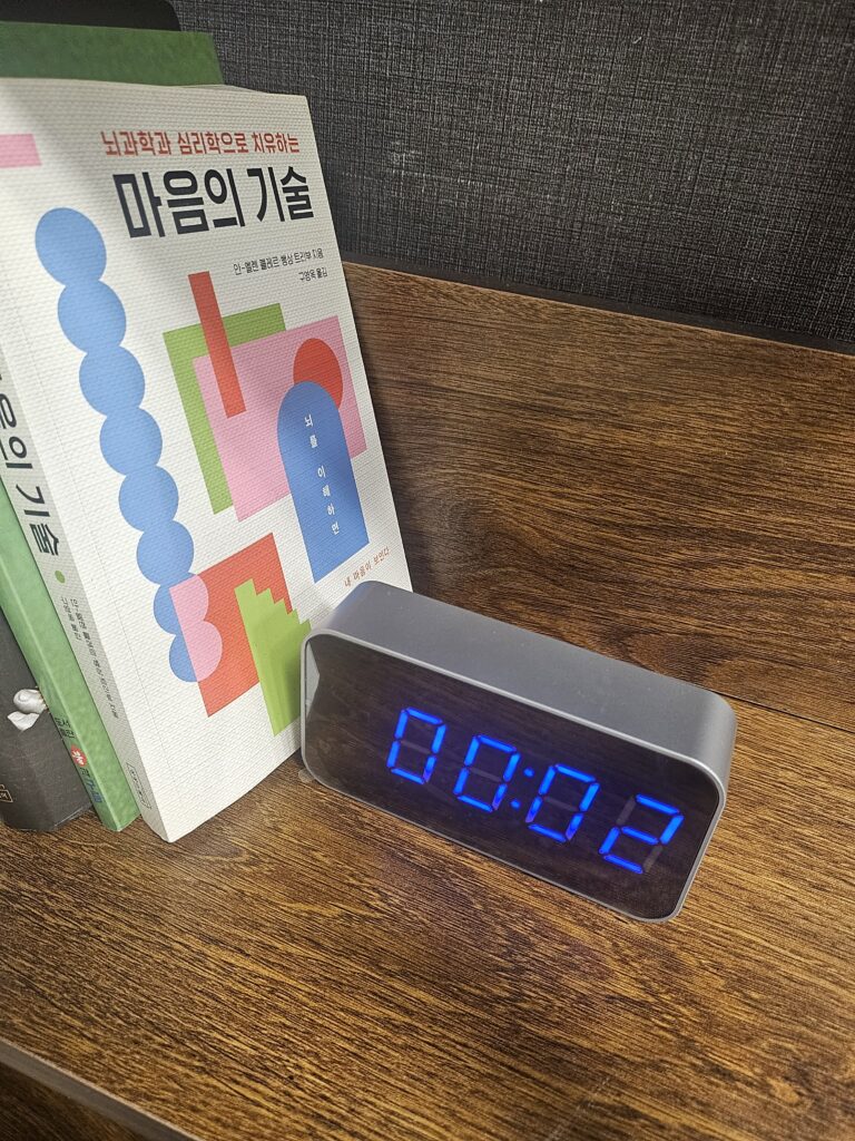 KakaoTalk_20260828_163427735_01-768x1024 거울판 위장 탁상시계 초소형카메라 PRO-3 — 무선 WiFi로 집·매장을 실시간 감시